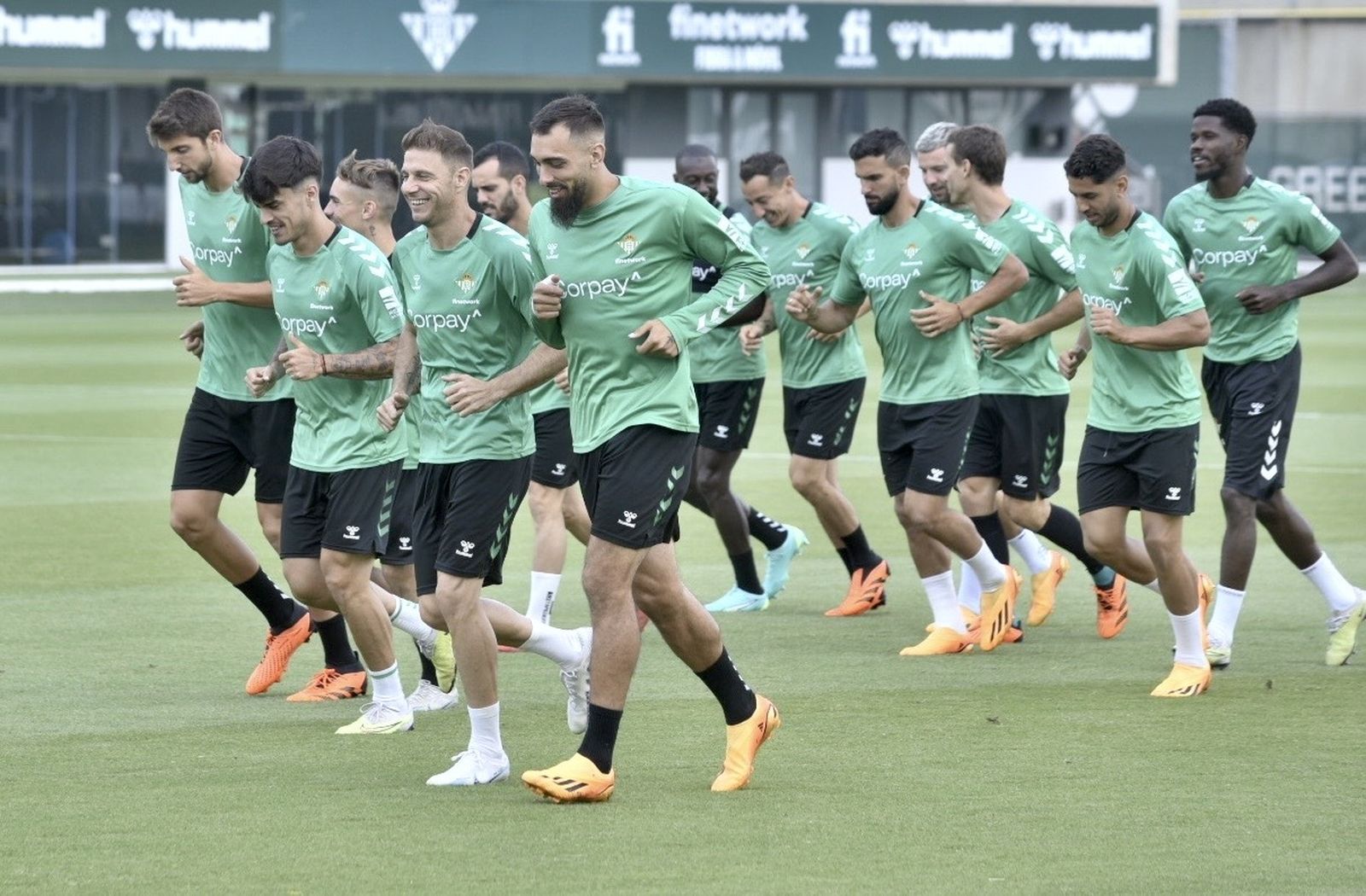 Joaquín bromea con Borja Iglesias y Juan Cruz en un entrenamiento bético.