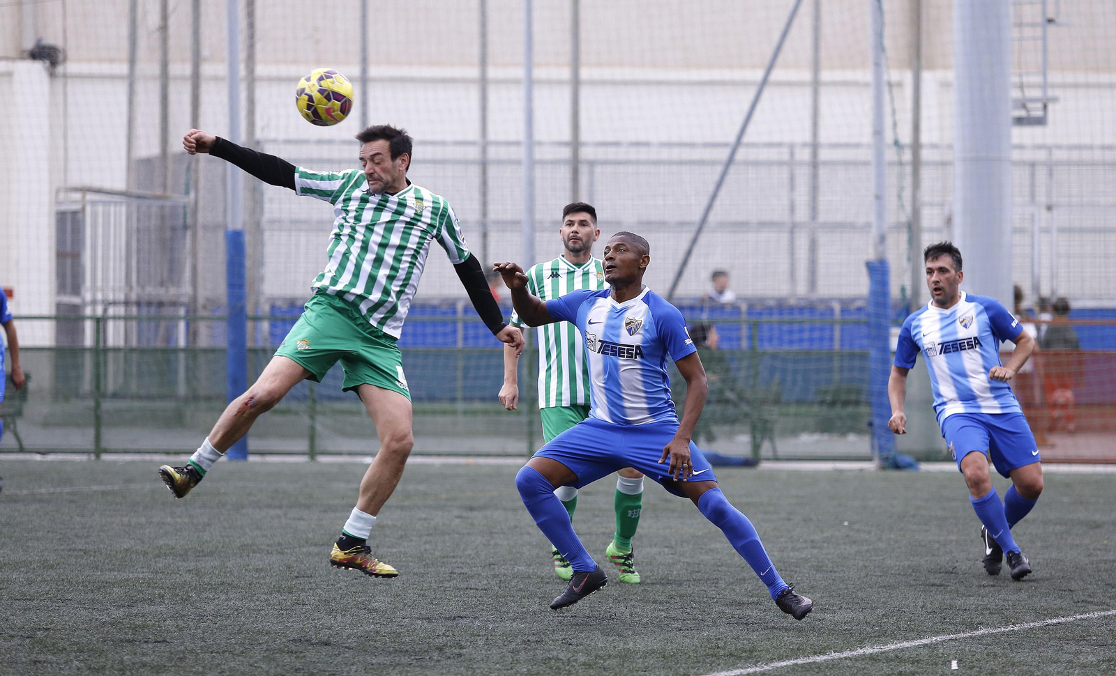 La jornada solidaria de los Málaga Forever y el Betis, en fotos