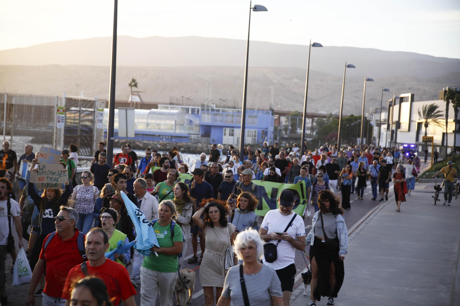 La manifestación "Genoveses sin hotel", en imágenes