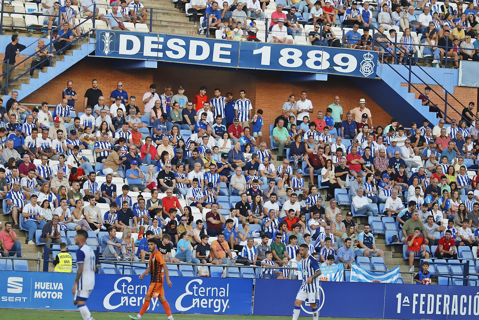 Imágenes del ambiente en el Recreativo de Huelva y Antequera CF