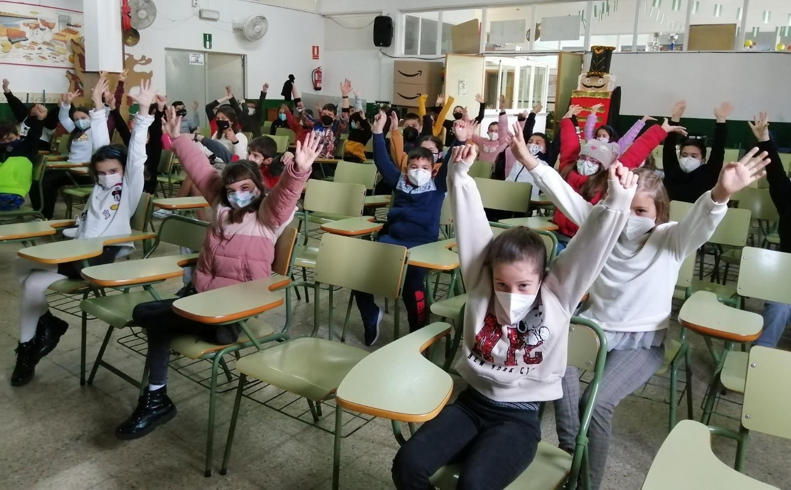 Alumnado del colegio San Ignacio de Cádiz en clase con mascarilla.