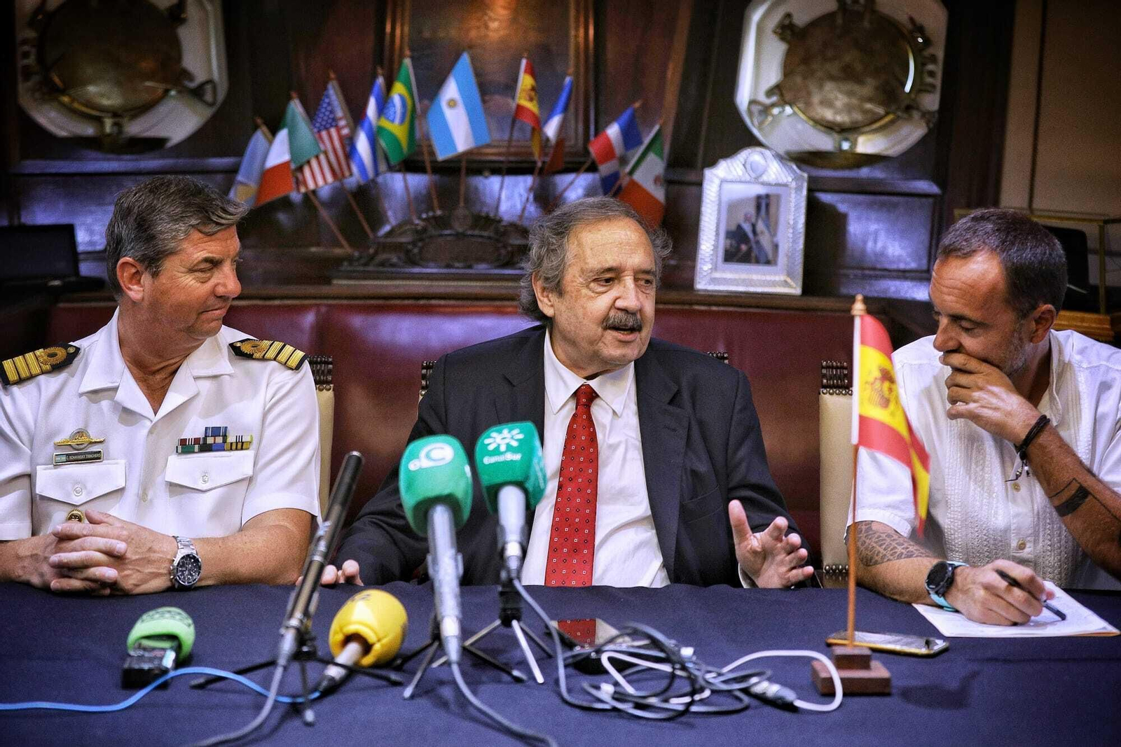 El embajador de la República Argentina en España, Ricardo Luis Alfonsín, junto al comandante del ‘Ara Libertad’, Carlos Shavinsky y el edil José Ramón Páez.