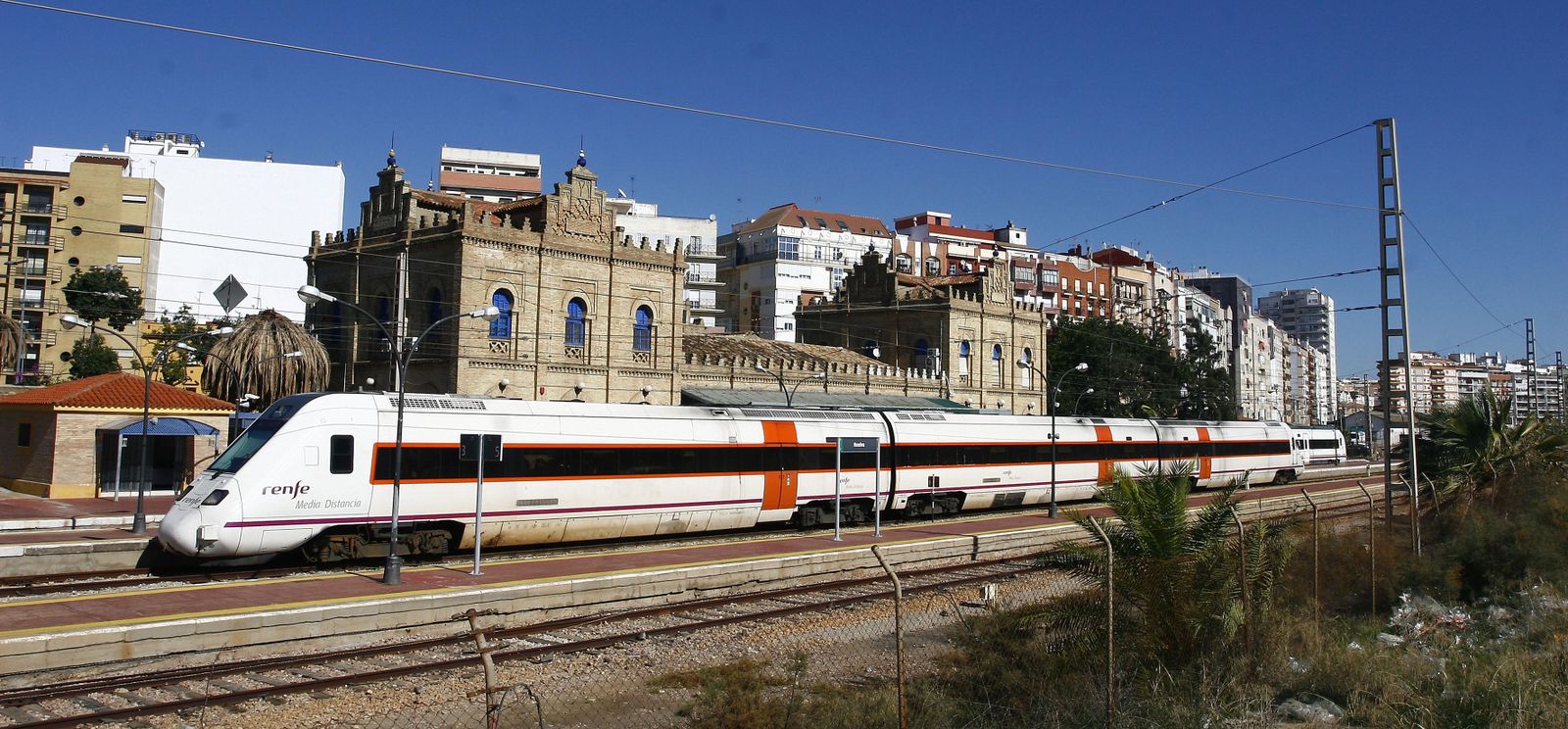 Un tren, momentos antes de partir de la estación onubense, que dejará de estar operativa en cuanto Fomento inaugure el nuevo apeadero.