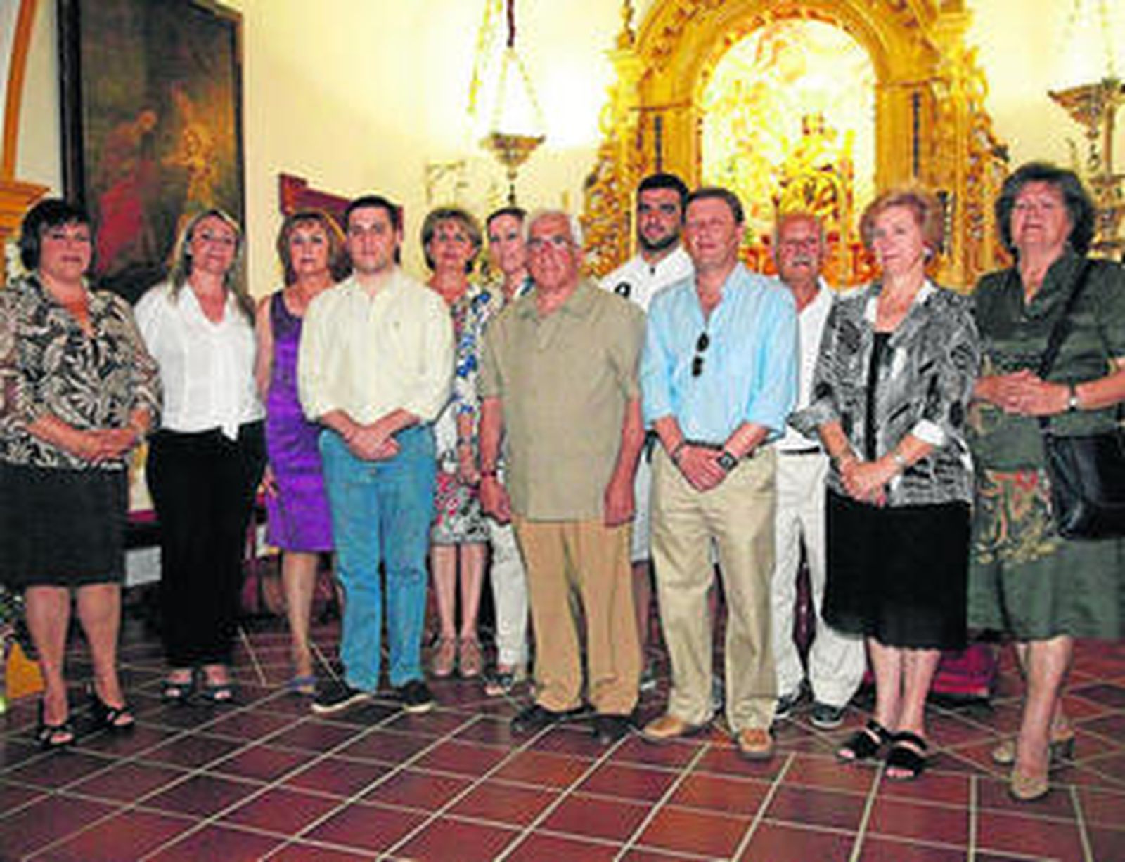 La nueva Junta de Gobierno junto al nuevo presidente-hermano mayor, Manuel Pérez Beltrán.