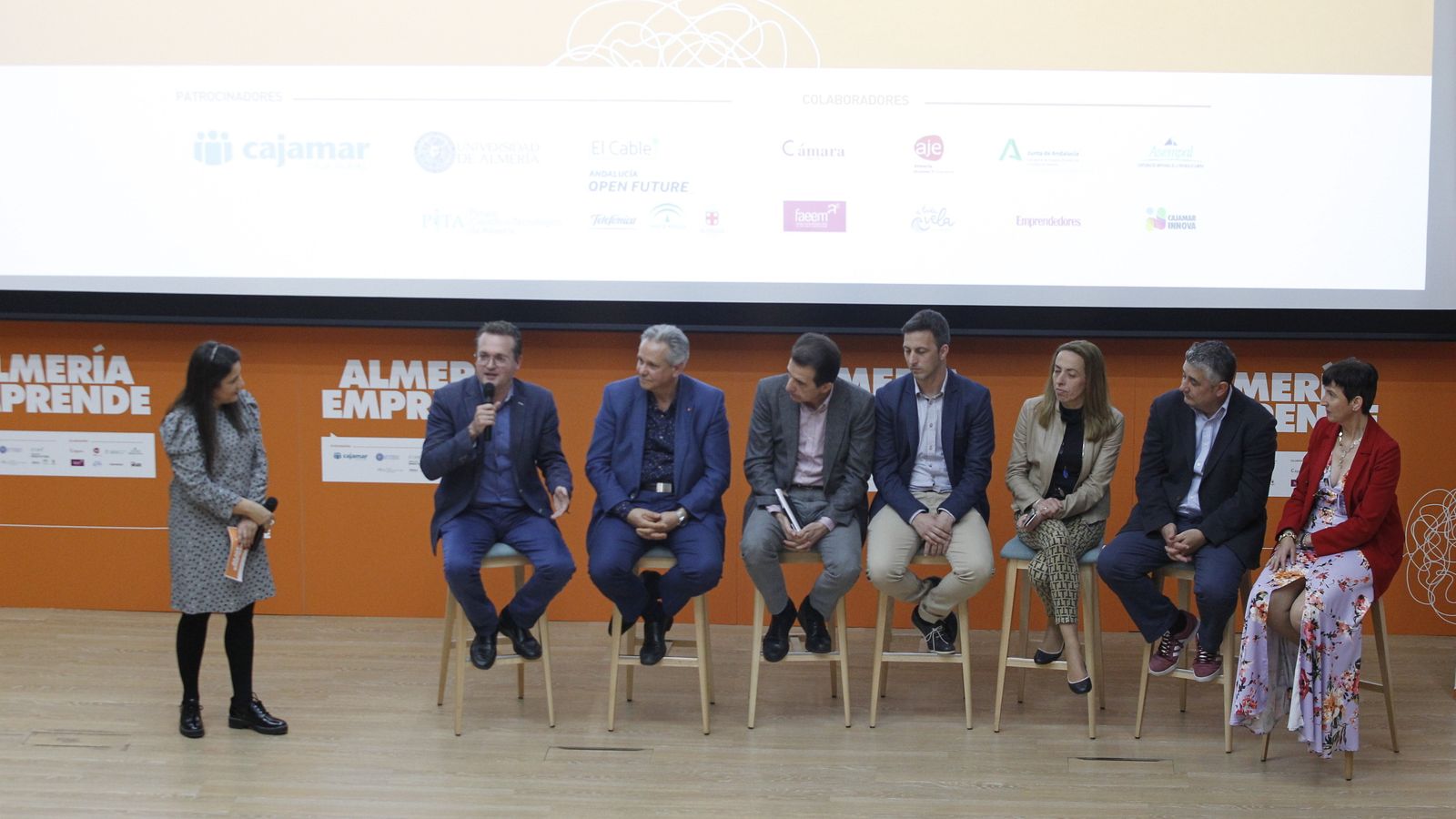 En la mesa de debate, Diego Clemente (PITA), Carlos Cano (UAL), Cristóbal Simón (Andalucía Emprende), Antonio Jesús Fernández (AJE Almería), Diana Melero (El Cable), Juan Carlos Gázquez (Cajamar Innova) y Florentina Fernández (Cámara de Comercio de Almería).