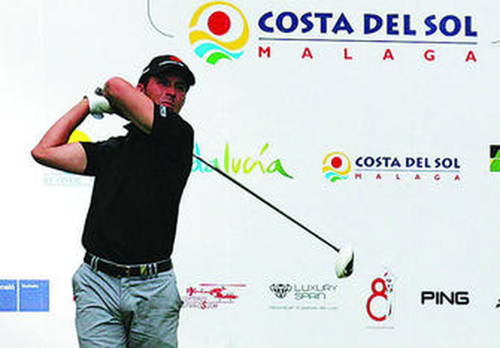 El canadiense Mike Weir practicando en el campo de golf.