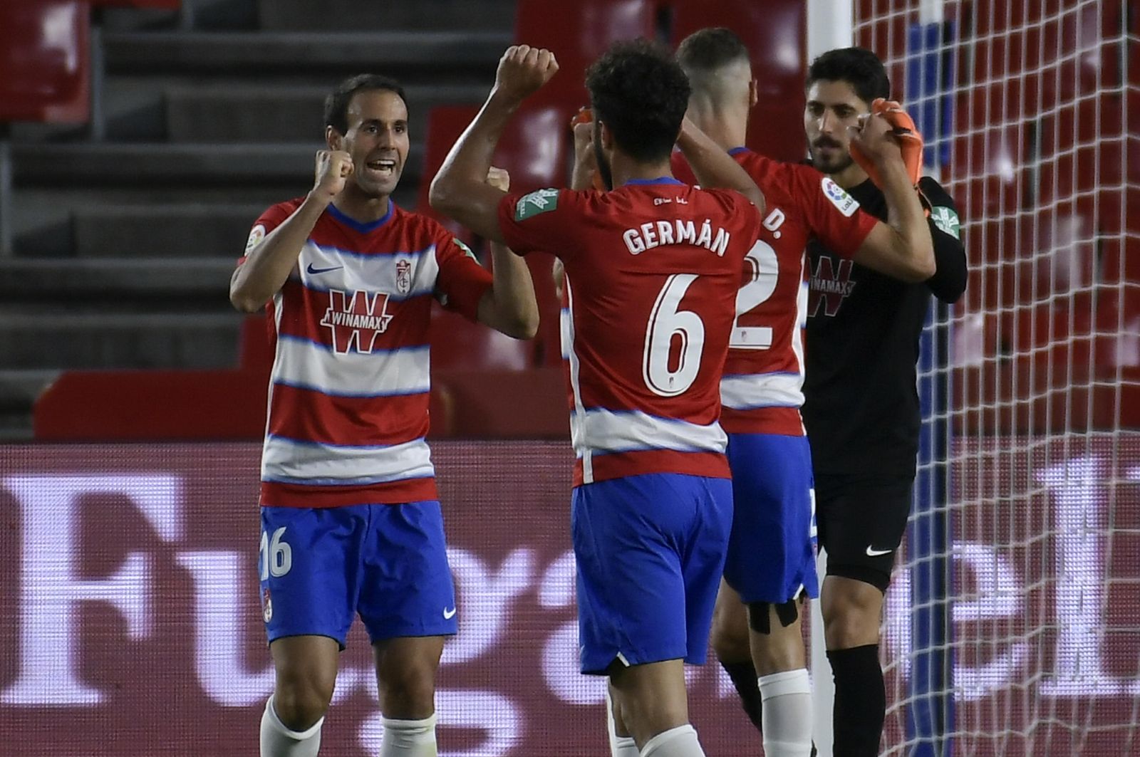La retaguardia rojiblanca celebra uno de los triunfos conseguidos tras el parón