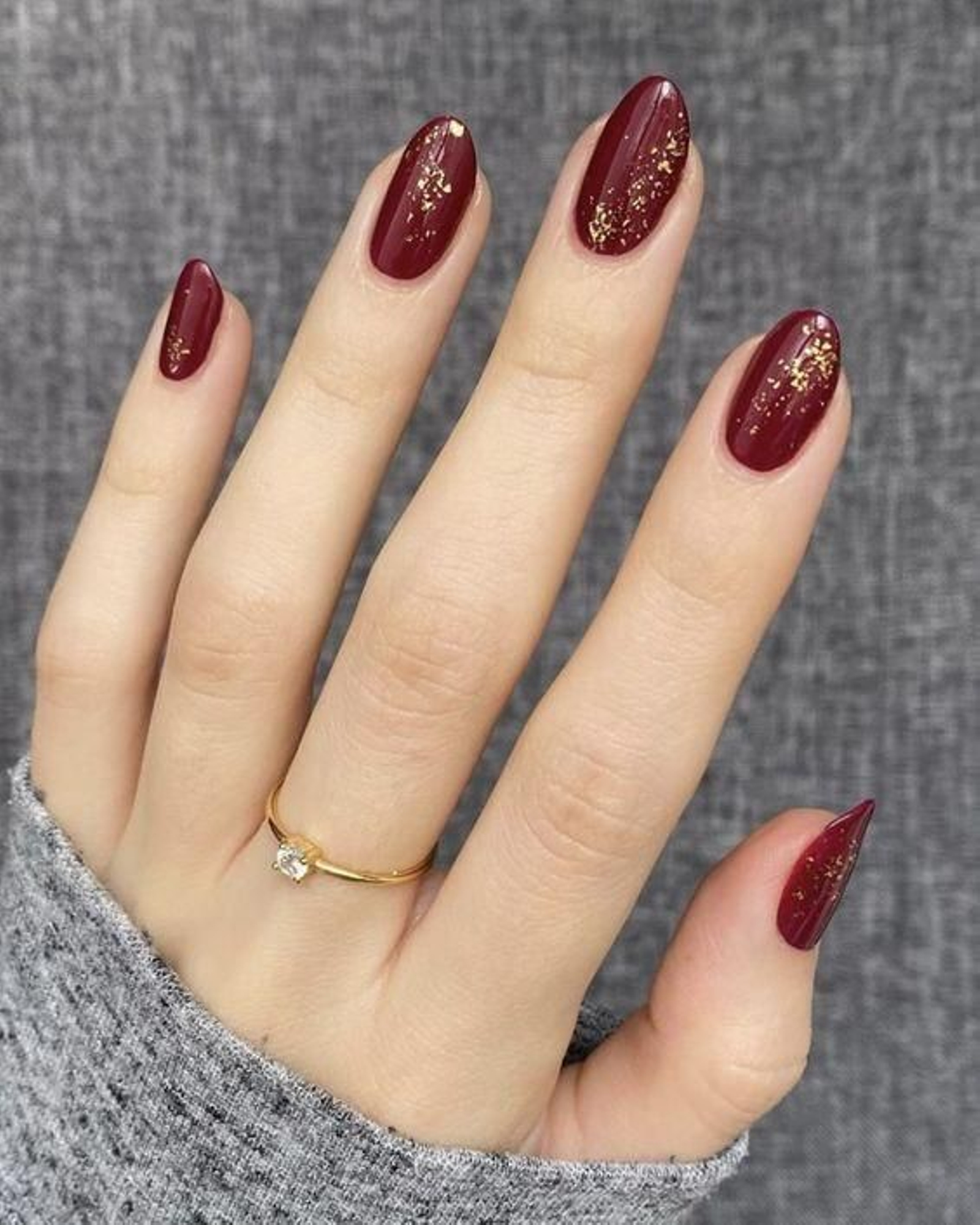 Manicura rojo oscuro con toques dorados. Manicura rojo oscuro con toques dorados.