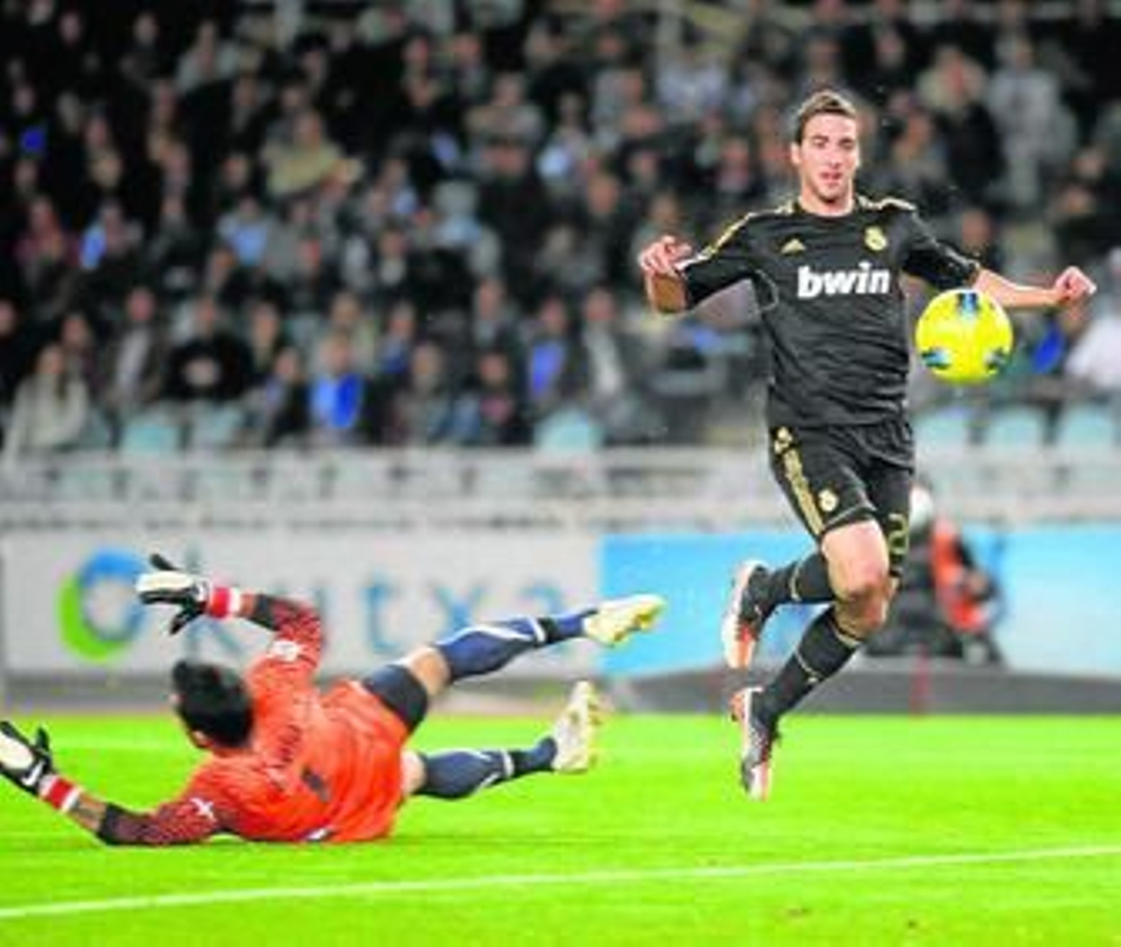 Higuaín supera a Claudio Bravo en la jugada del gol madridista.