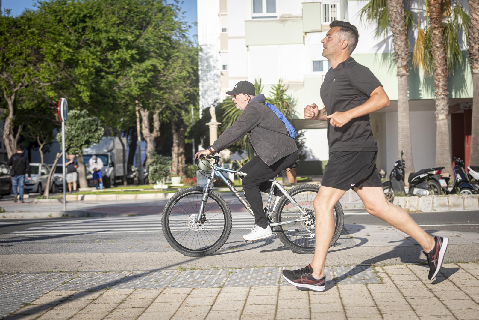 Desde bien temprano muchos gaditanos hacen deporte y pasean en la bahía