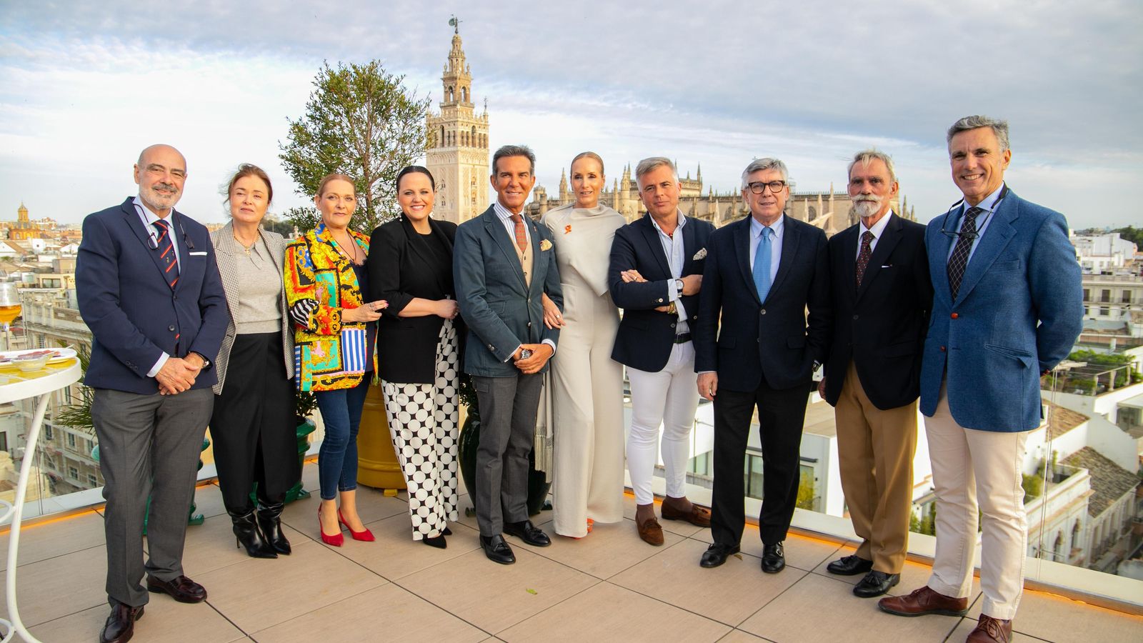 La Madrina con el equipo de estilistas, diseñadores y restauradores que la vestirán el domingo de la Exhibición.