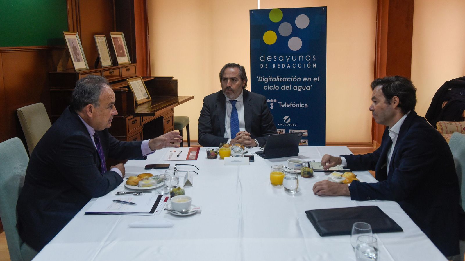 Manuel Romero (izquierda) agradeció al directivo de Telefónica la estrecha colaboración que está prestando su empresa a Emasesa en su proceso de digitalización.