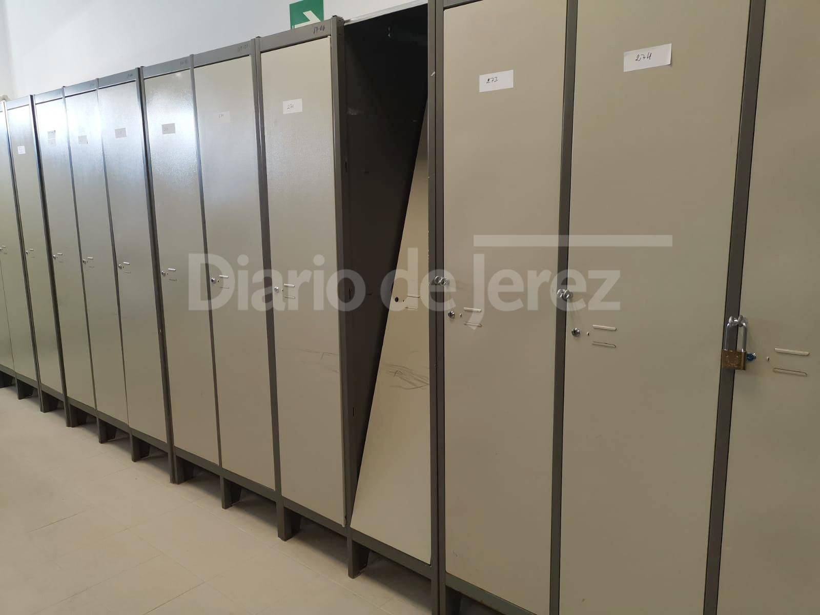 Imagen de la zona de las taquillas de la nueva comisaría, con una de ellas literalmente reventada.