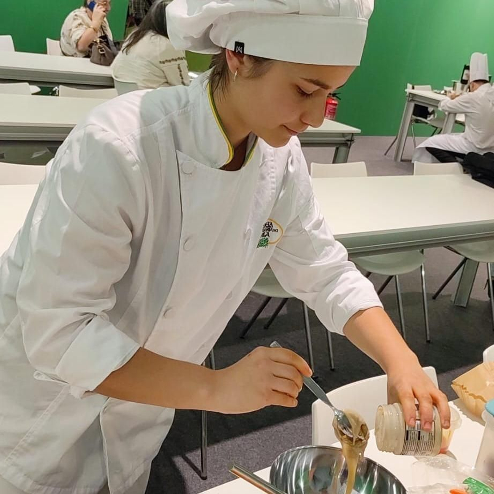 Irene Jiménez, en plena elaboración del plato que le dio la victoria en el I Concurso Expoliva Jóvenes Fogones del Sur