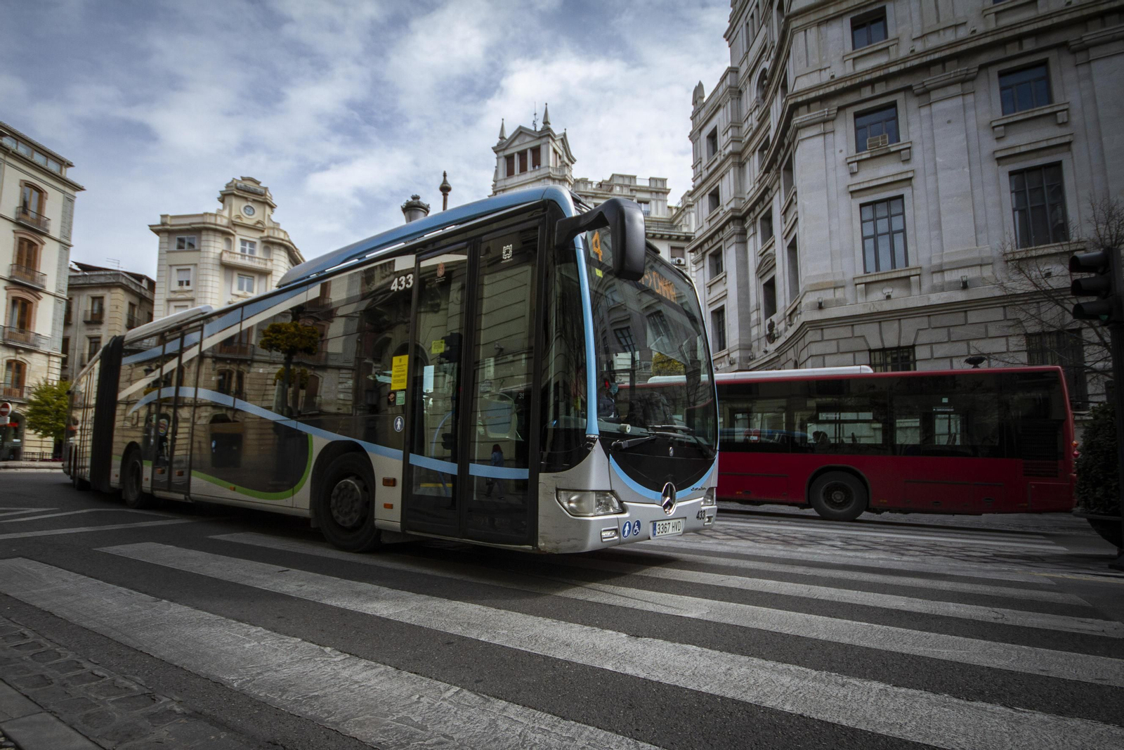 Dos autobuses urbanos de Granada, en primer plano el ‘4’, línea básica para los hospitales, circulan por Puerta Real