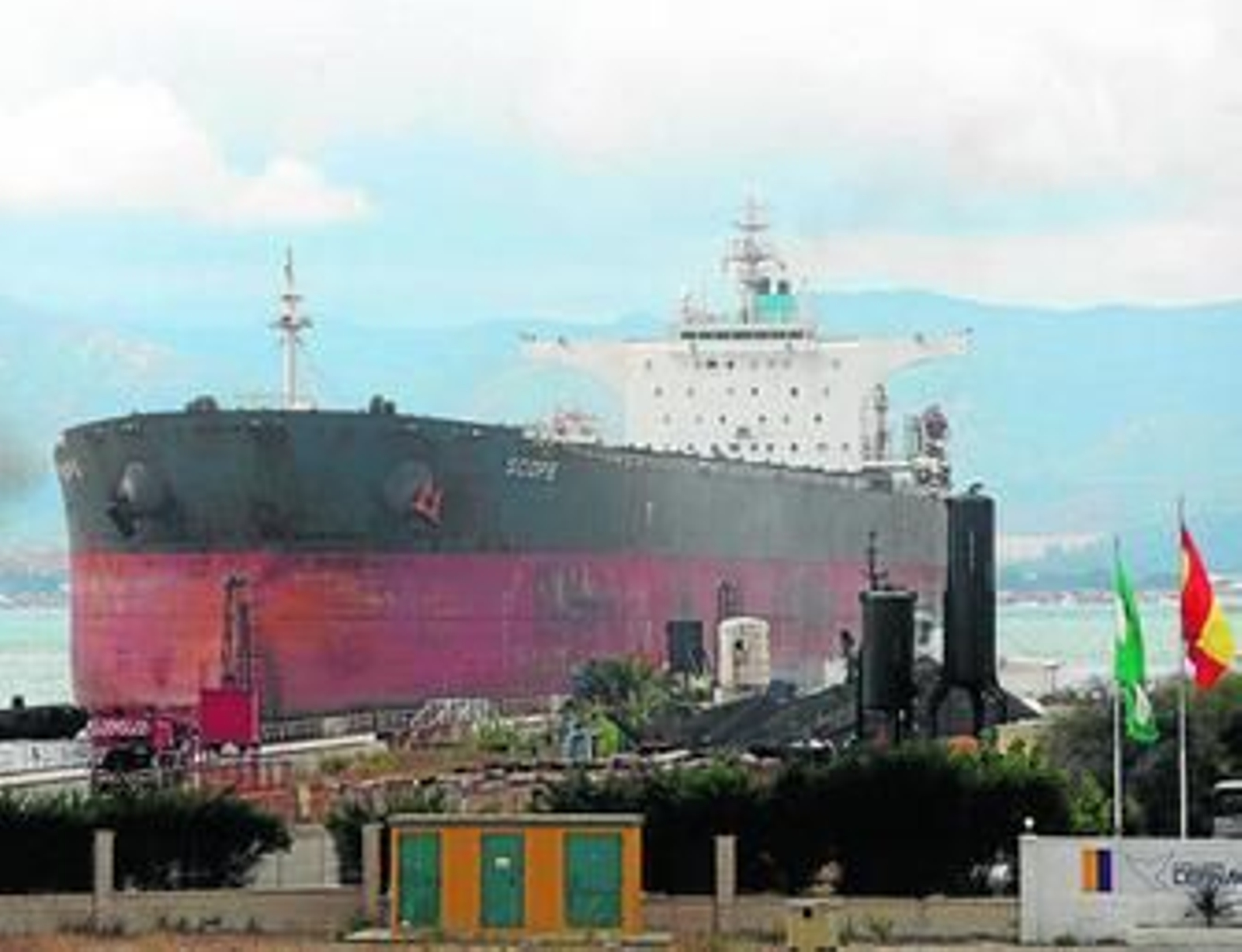 El carguero 'Scope', ya introducido en el dique seco de Cernaval, ayer.