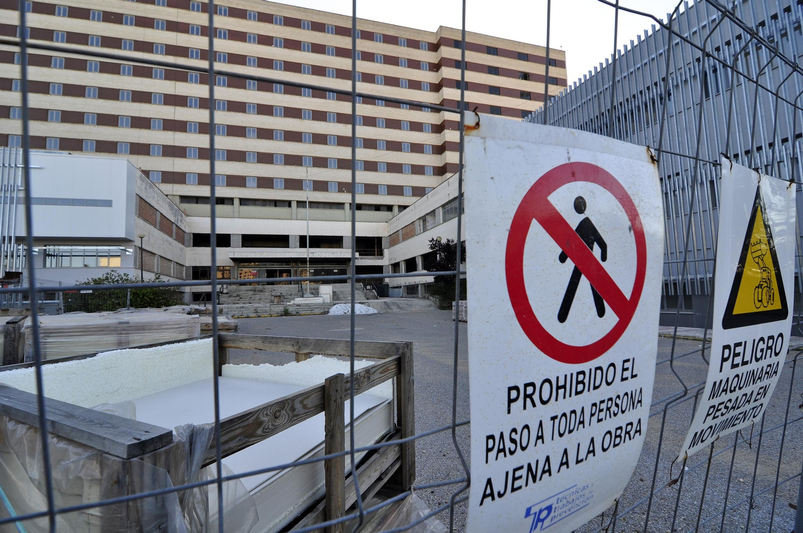 Valla y carteles de unas obras. Valla y carteles de unas obras.