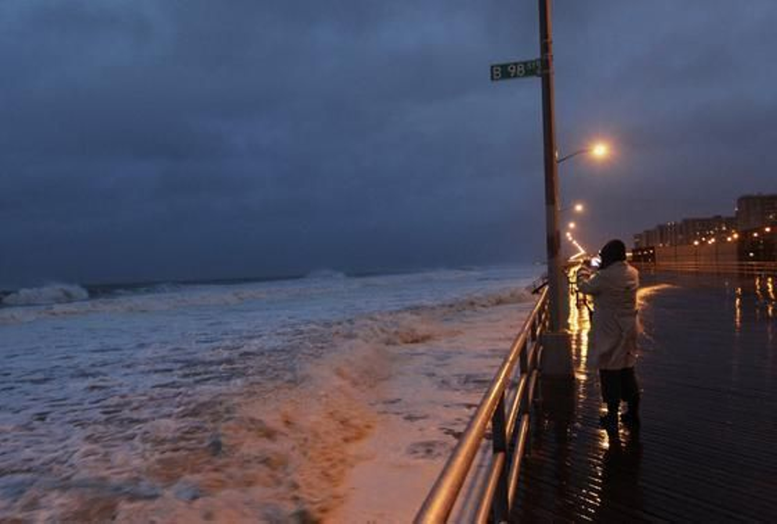 EEUU ya comienza a notar los efectos del huracán que afectará a zonas del litoral como la ciudad de Nueva York.

Foto: REUTERS / AFP