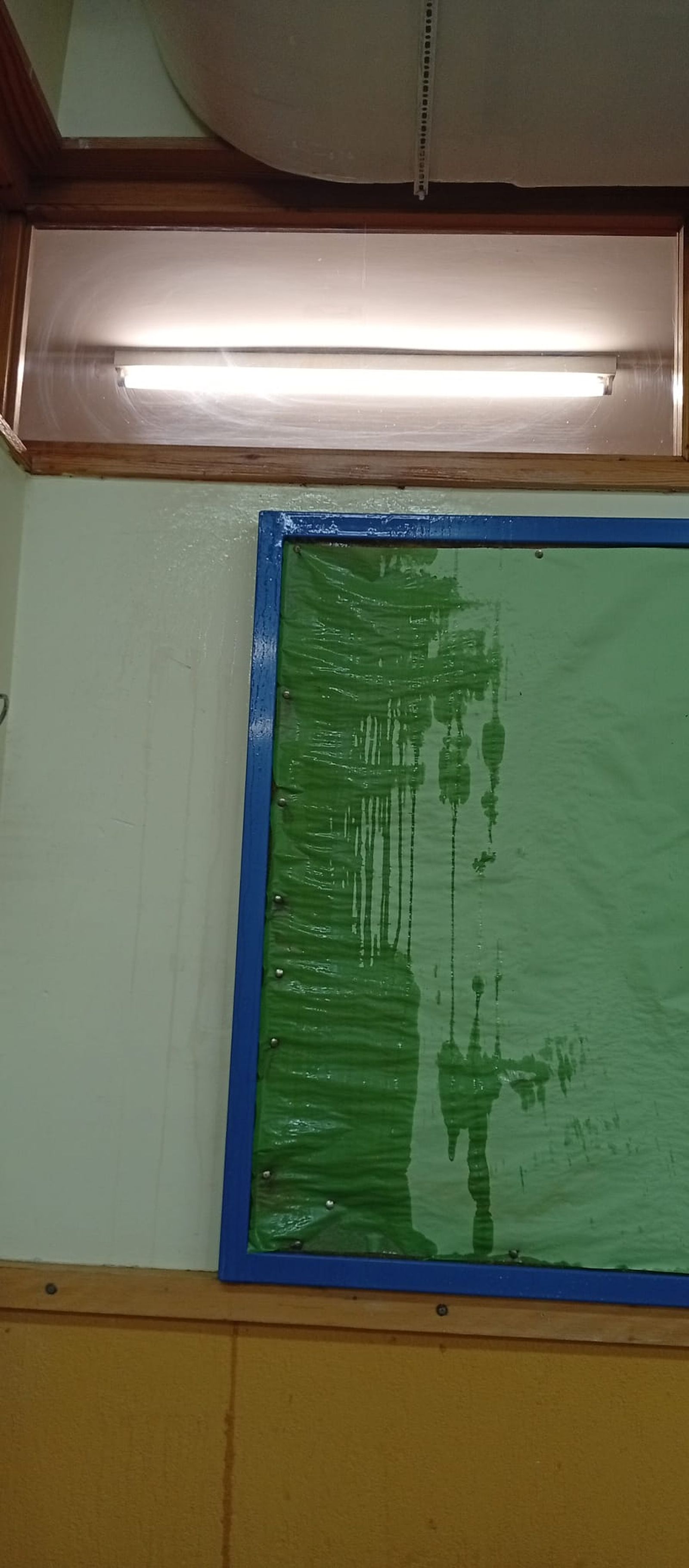 El agua caía en los centros por el techo, con goteras, entraba por las ventanas y por debajo de las puertas