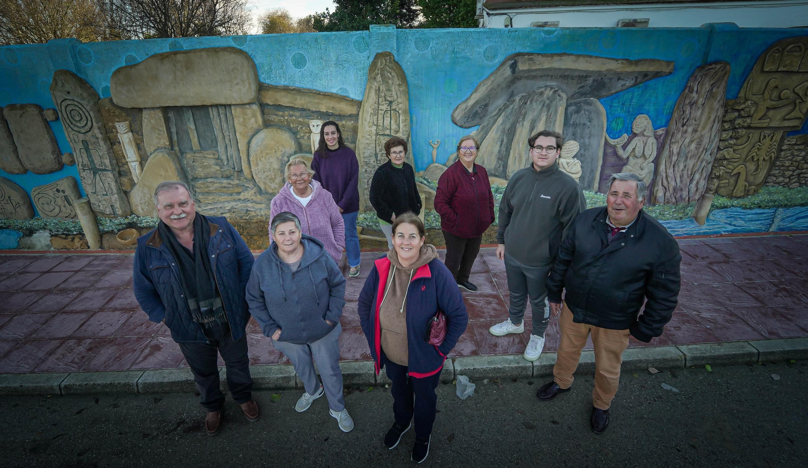 Vecinos de Mesas de Asta, ante el mural dedicado al yacimiento de Asta Regia.