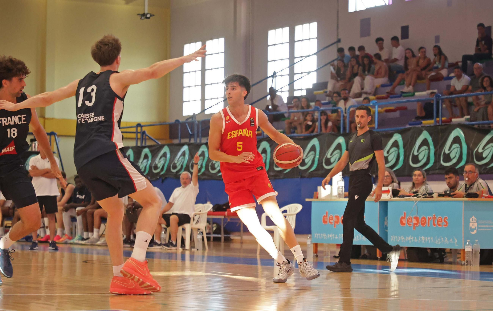 Fotos de la final del Torneo Internacional U20 de baloncesto entre España y Francia en La Línea