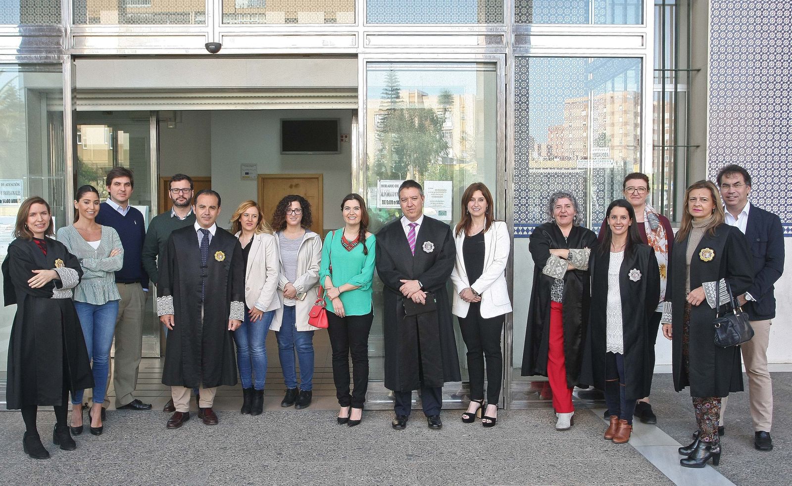 Jueces y fiscales de Algeciras se concentraron ayer en las puertas de los juzgados.