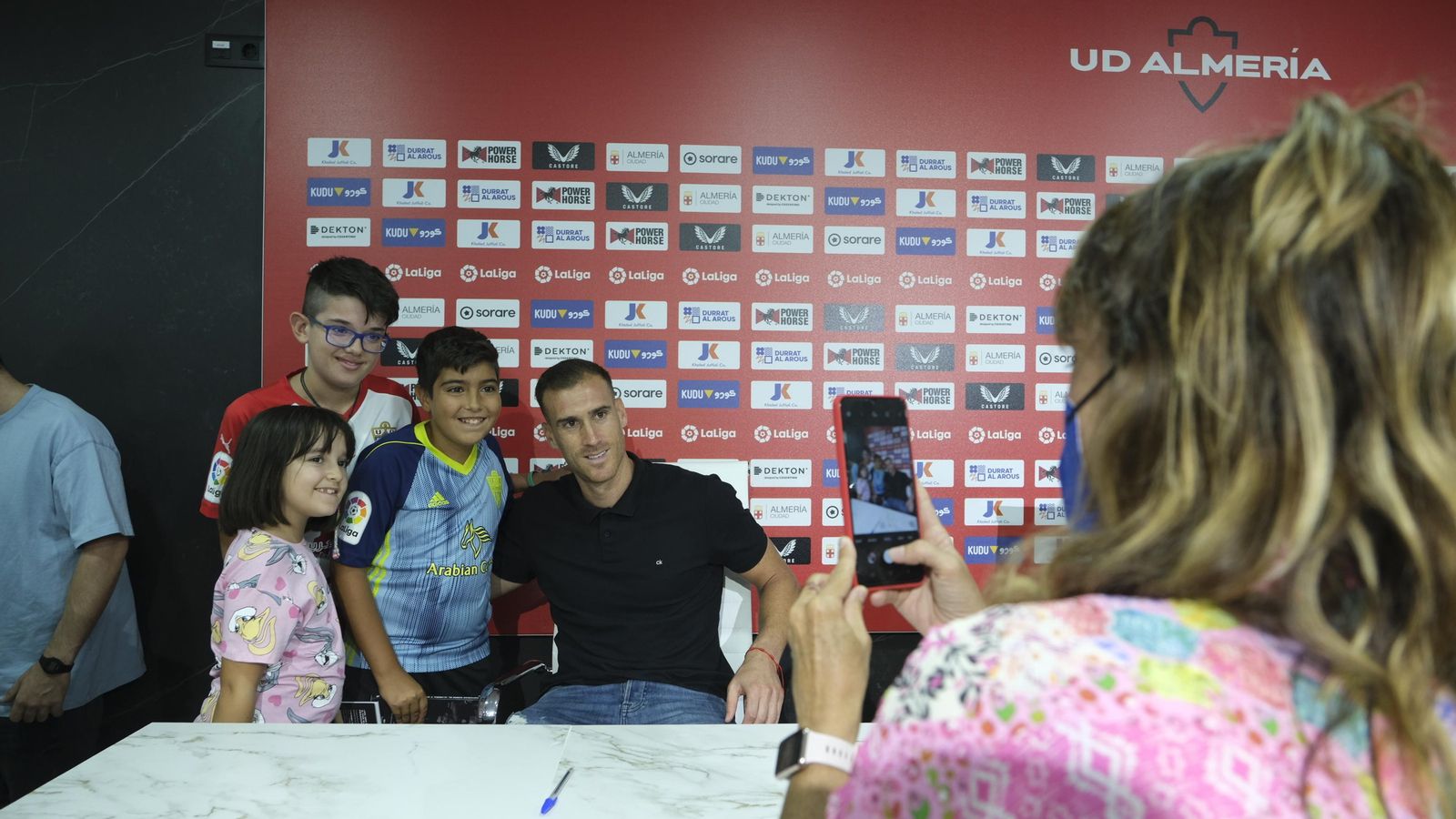 El capitán del Almería fue el gran invitado en la presentación del libro El capitán del Almería fue el gran invitado en la presentación del libro