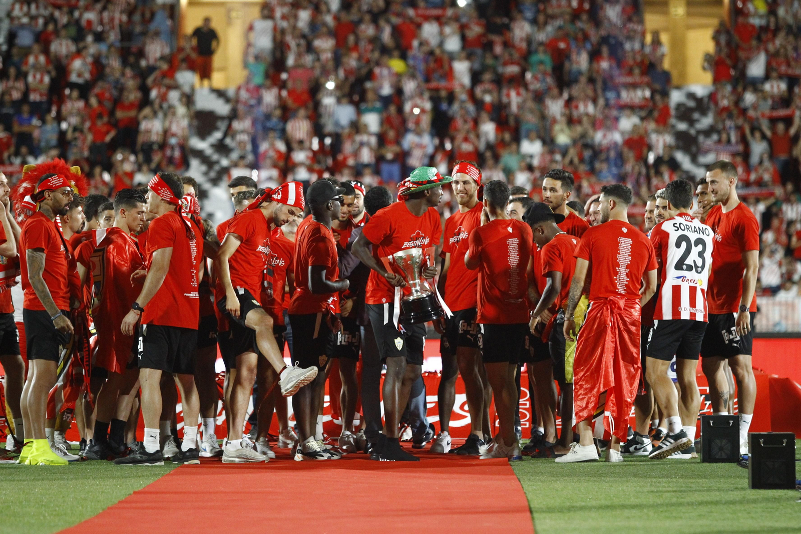 Las imágenes de la fiesta del ascenso de la U.D. Almería en el Estadio Mediterráneo.