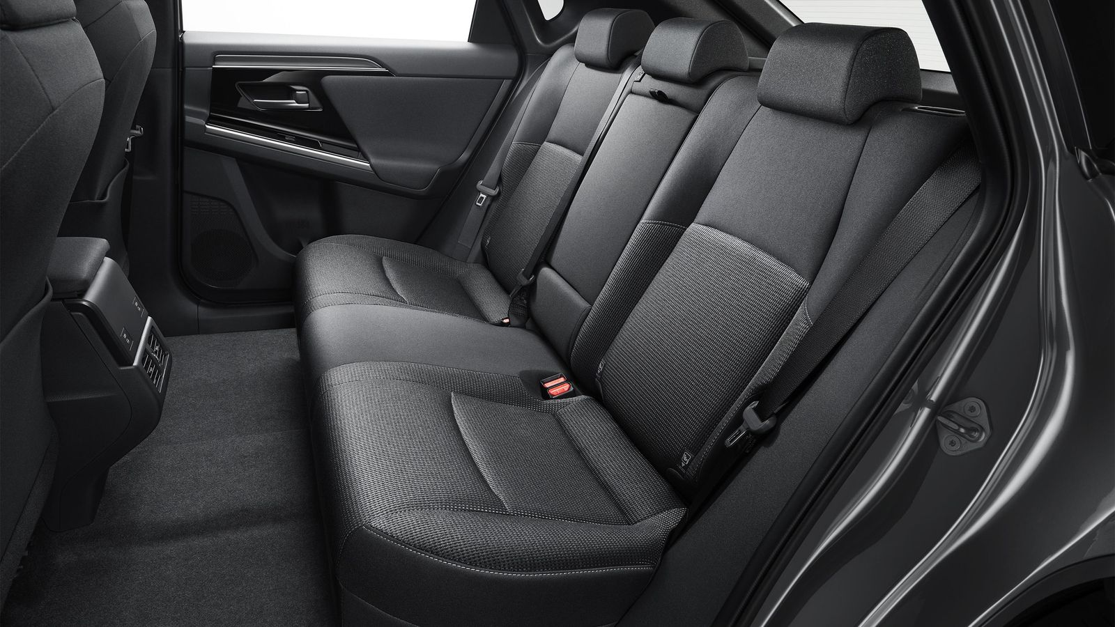 La banqueta está muy cerca del suelo, lo que puede no ser cómodo para todas las tipologías de usuarios.