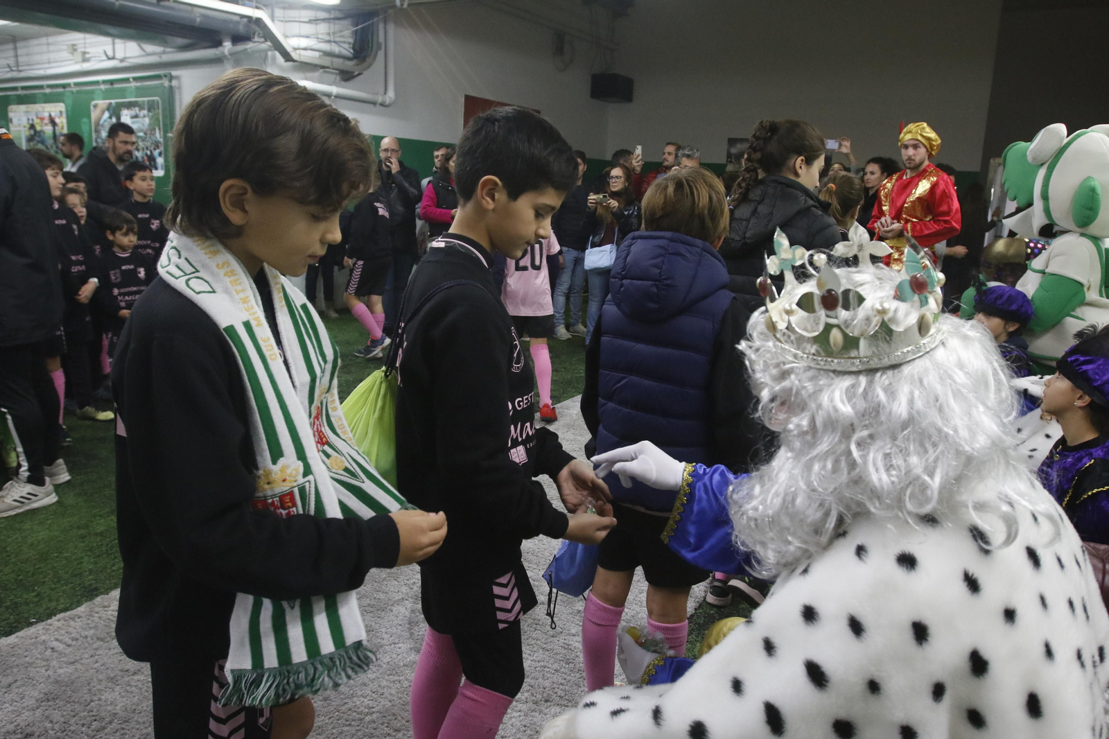 Los Reyes Magos en El Arcángel con la afición del Córdoba CF, en imágenes