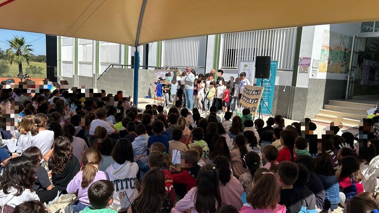 Actuación de la chirigota “Los cafrecillos” por parte del alumnado.