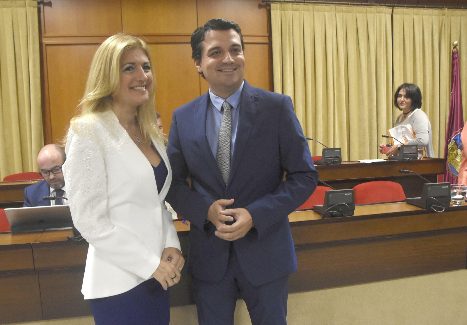 Bellido posa con la nueva edil popular, Lourdes Morales. Bellido posa con la nueva edil popular, Lourdes Morales.