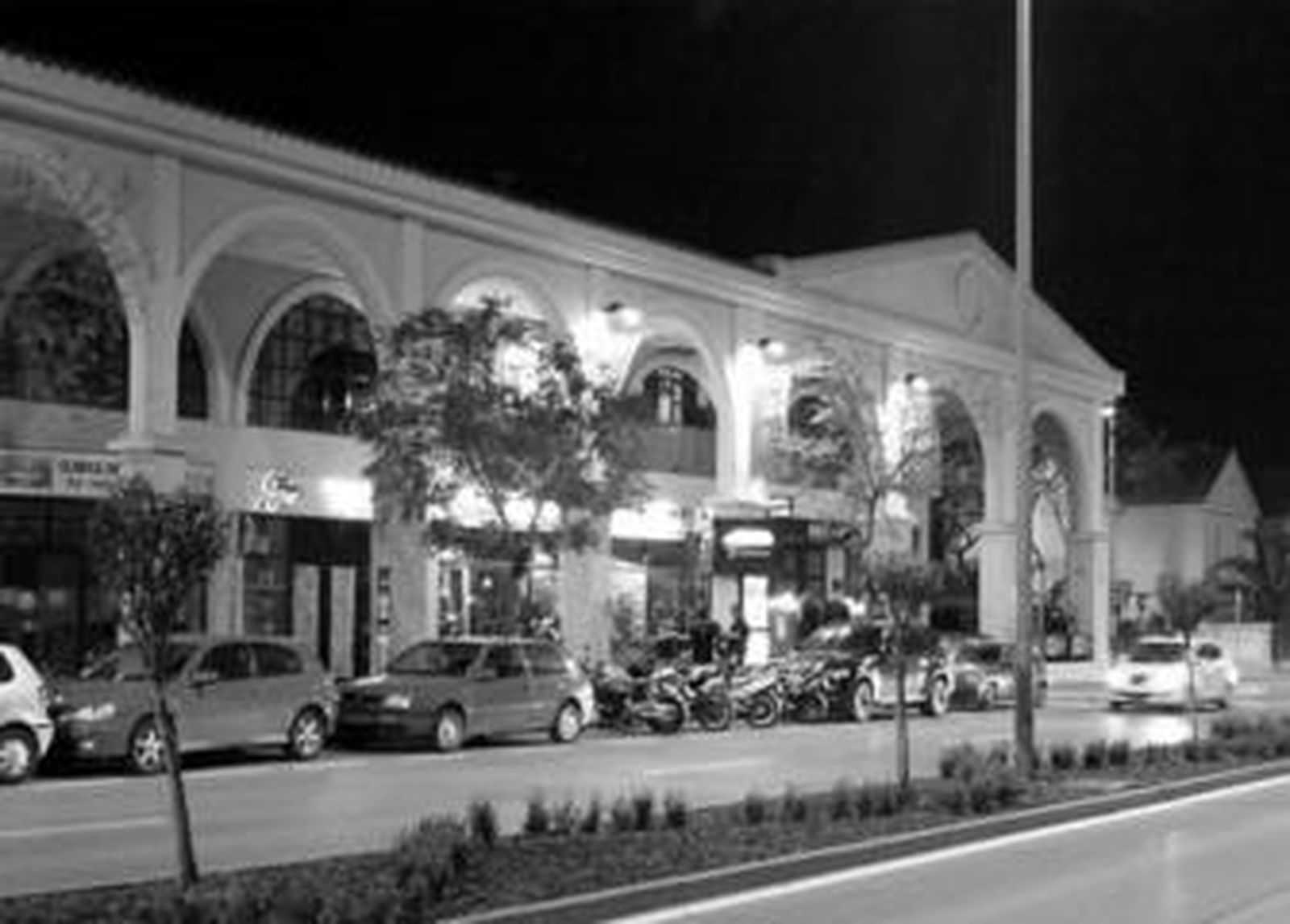 Este solitario aspecto presentaba la avenida Lola Flores la madrugada del sábado.