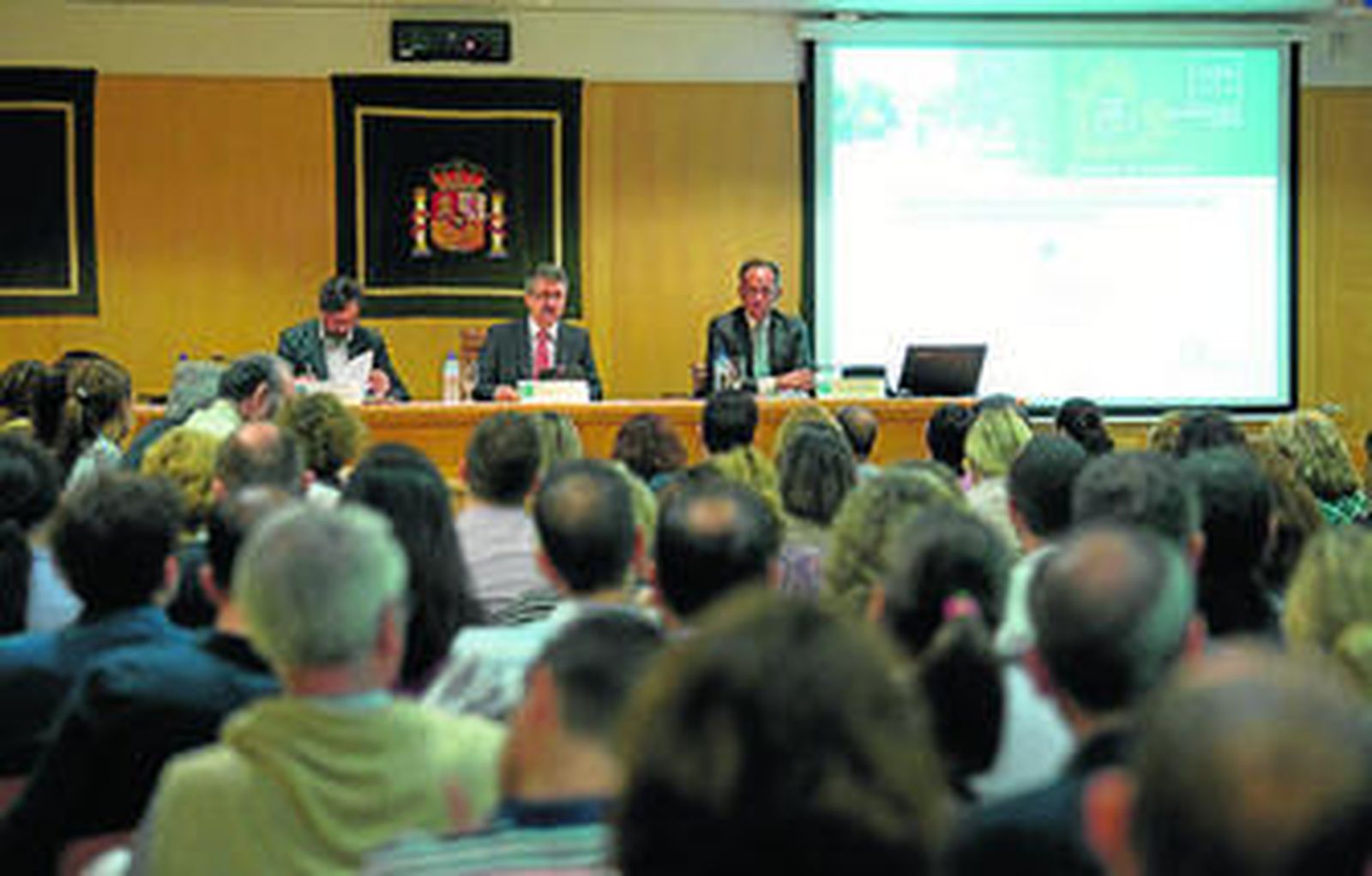 El diputado del Área de Empleado Público, Mario Martínez (en el centro), presidió esta jornada en la Diputación.