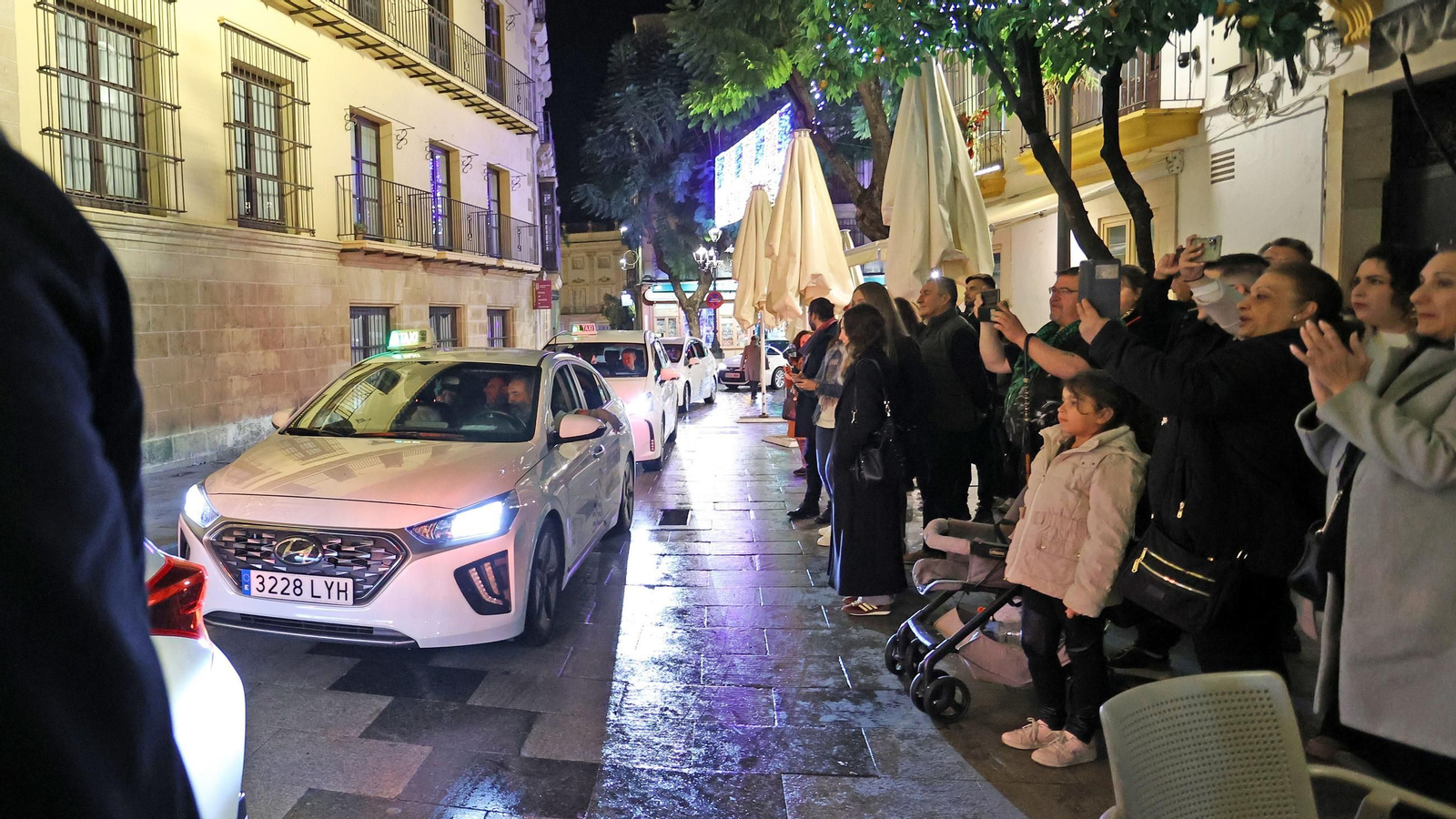 Imágenes de la caravana solidaria de los taxistas con los mayores por el alumbrado navideño de Jerez