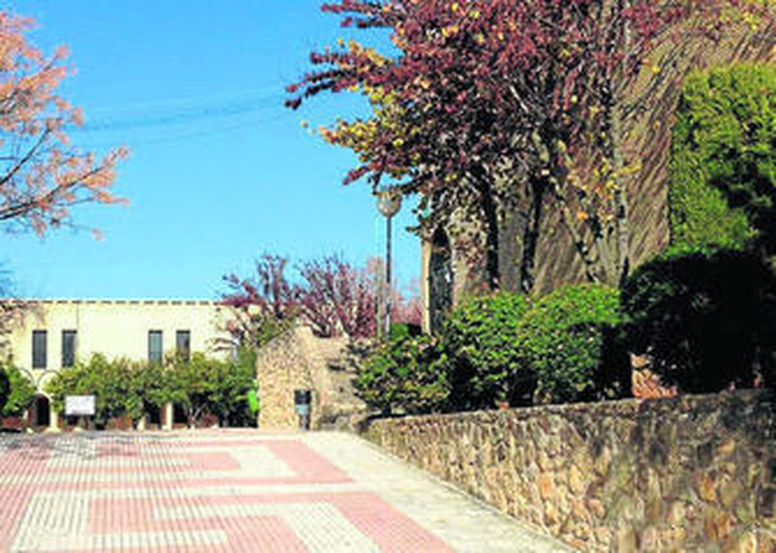 Acceso principal al complejo educativo Los Santos.