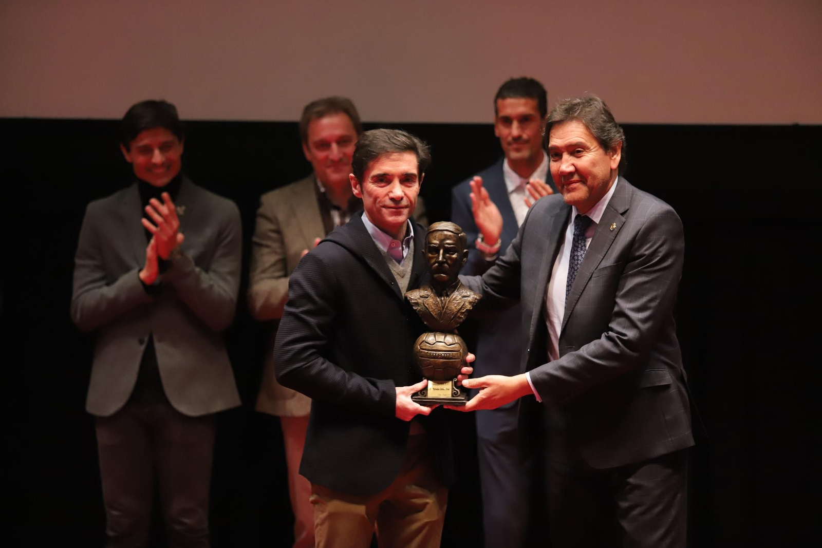 Marcelino García recibe de manos de Manuel Zambrado el Premio Mackay.