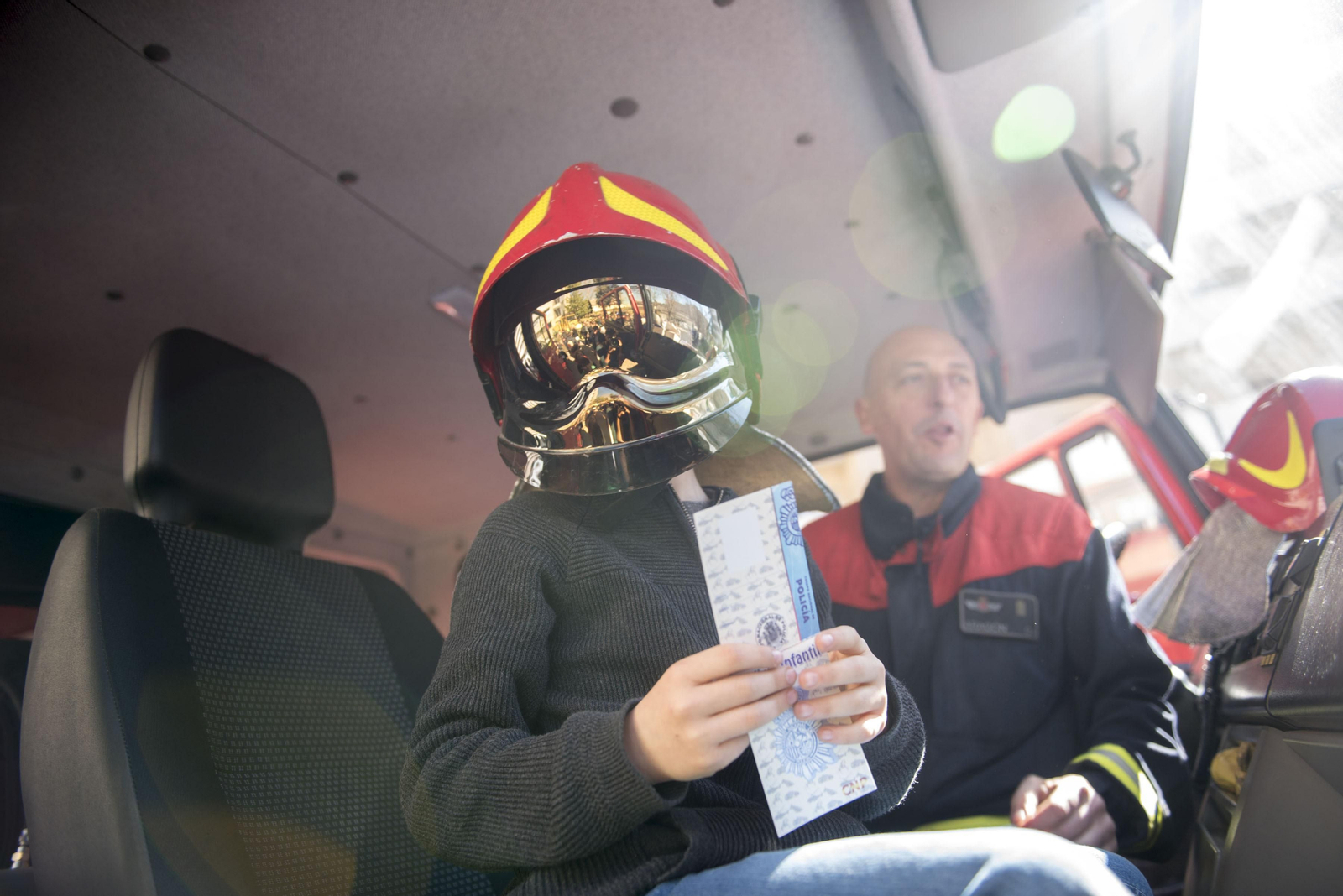 Las Fuerzas de Seguridad visitan a los menores ingresados en el Hospital Materno Infantil