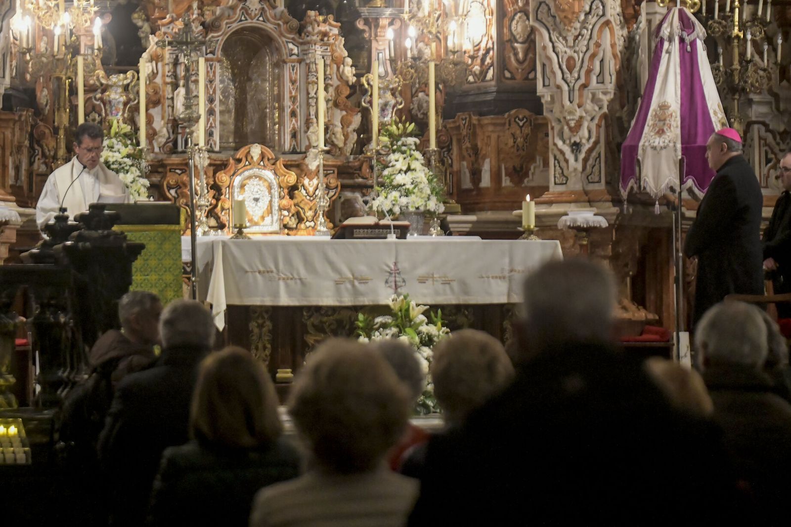 Así ha sido el rosario por la salud del Papa en Granada