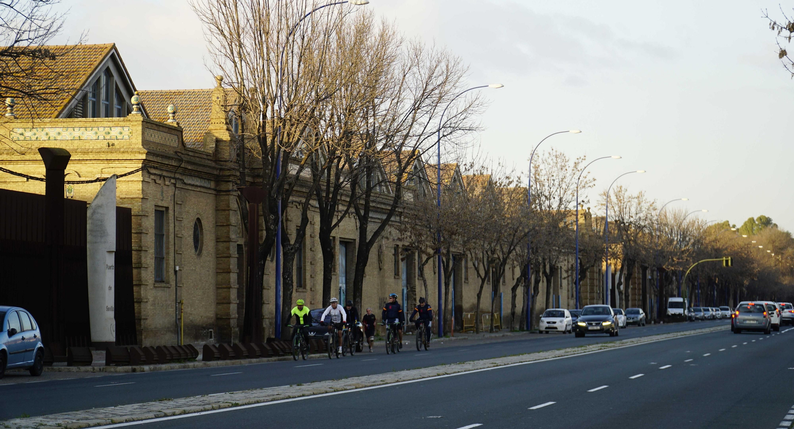 Panorámica de las naves situadas en la avenida de las Razas.