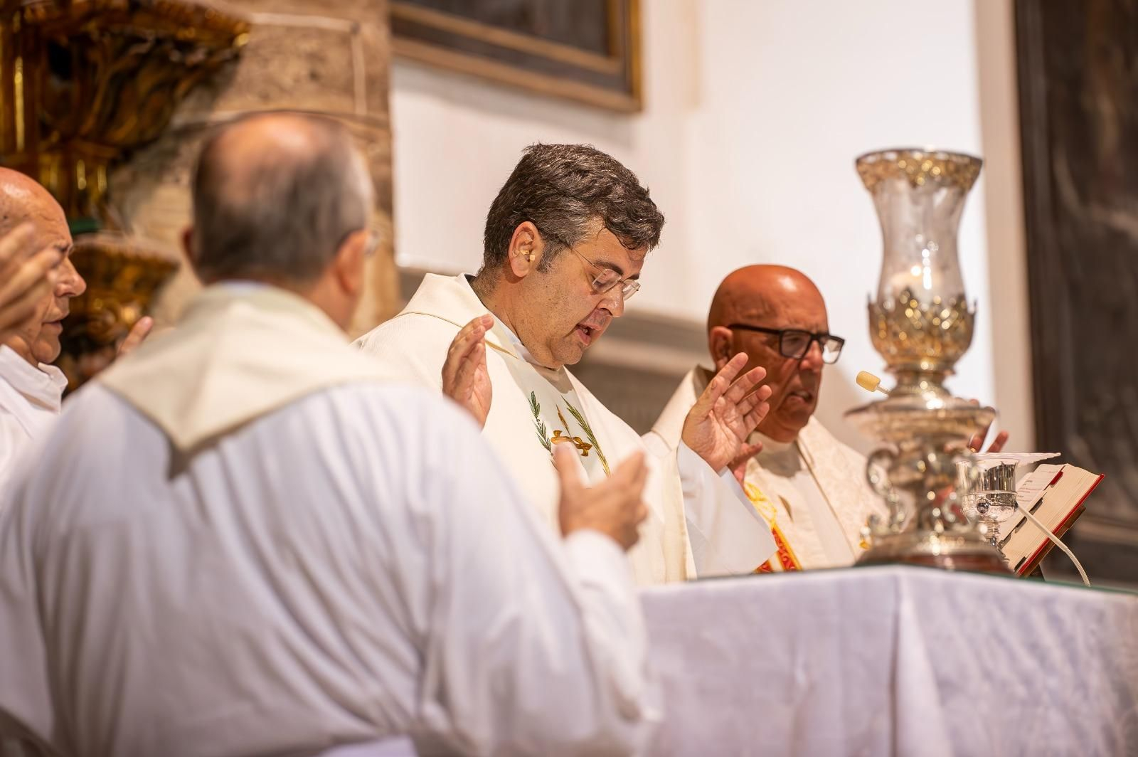 El sacerdote Pedro Rodríguez, durante la misa de su 25 aniversario de ordenación este jueves en Santa Cruz.