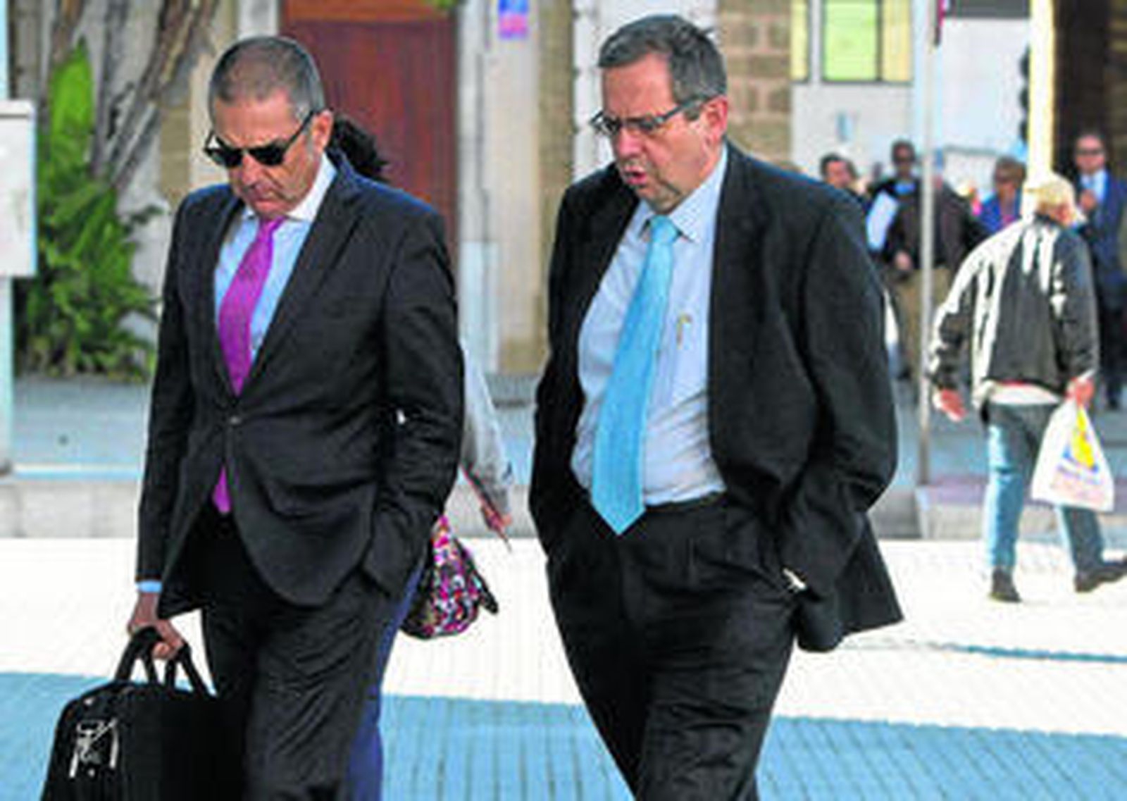 Osuna, a su llegada a la Audiencia en compañía de su abogado, Felipe Meléndez.