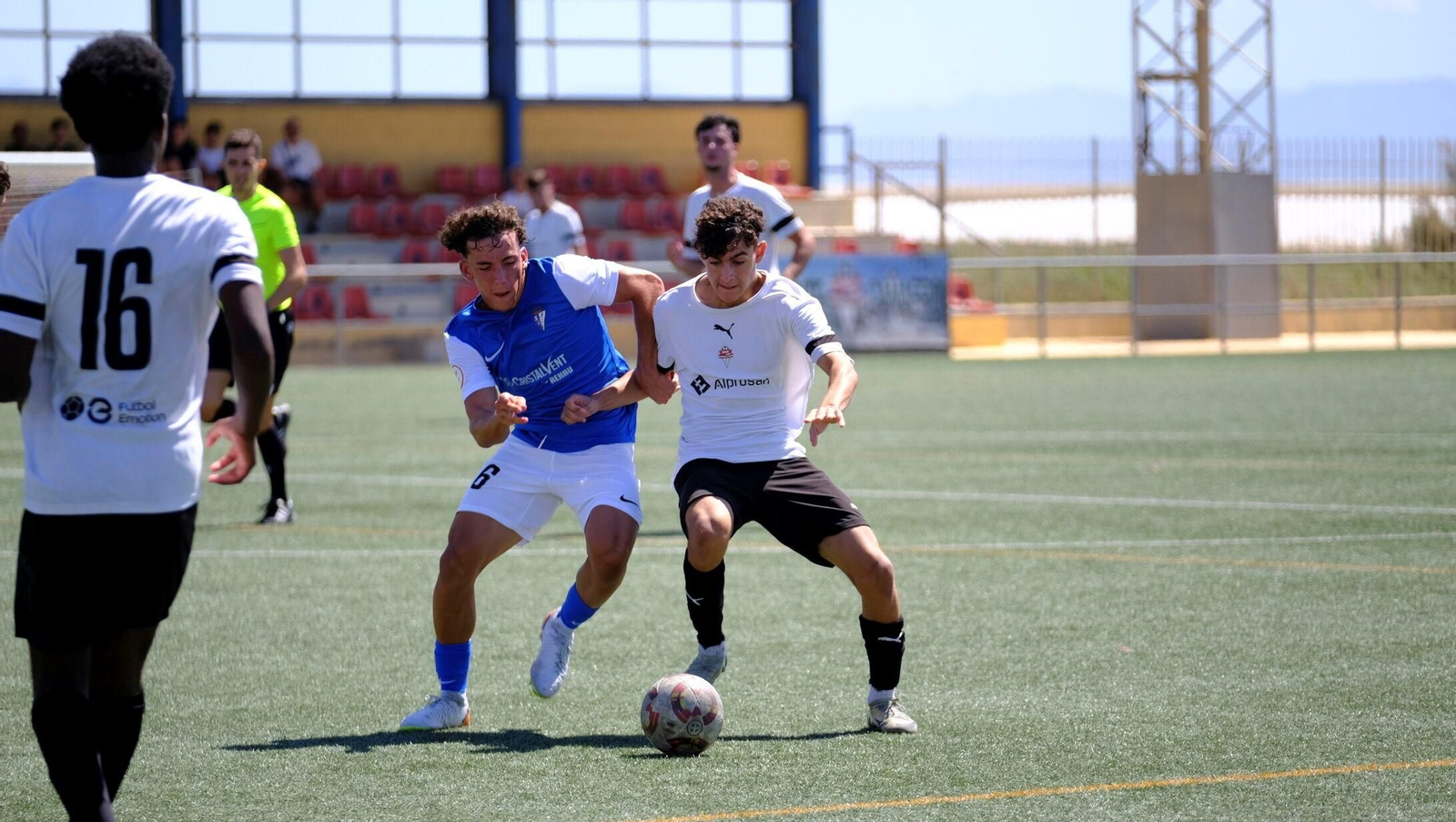 Mario Polo, que seguirá siendo uno de los futbolistas que conformen la plantilla cañaera, durante un partido del pasado curso.
