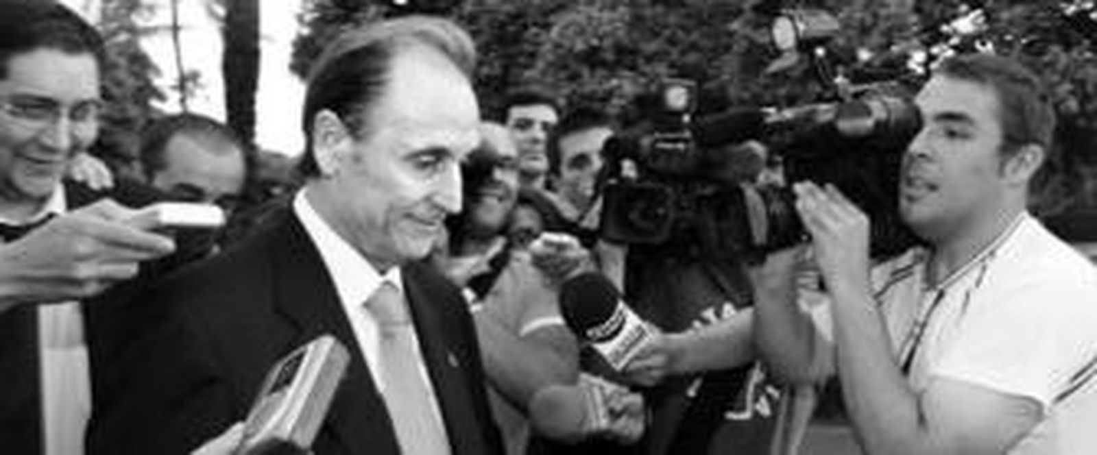 Lopera atiende a los medios de comunicación.