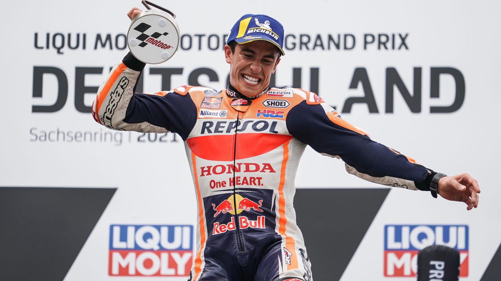 Márquez celebra con rabia su triunfo en Sachsenring, el primero tras su lesión en Jerez 2020.