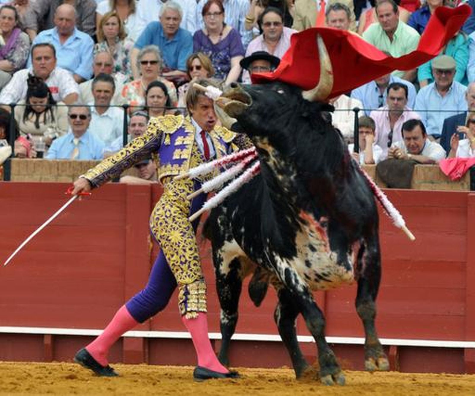 El Fandi rozó el triunfo ante Manuel Díaz 'El Cordobés' y Francisco Rivera Ordóñez. Discreta corrida en la que se torearon astados de la ganadería de Torrestrella.   Foto: Manuel Gómez