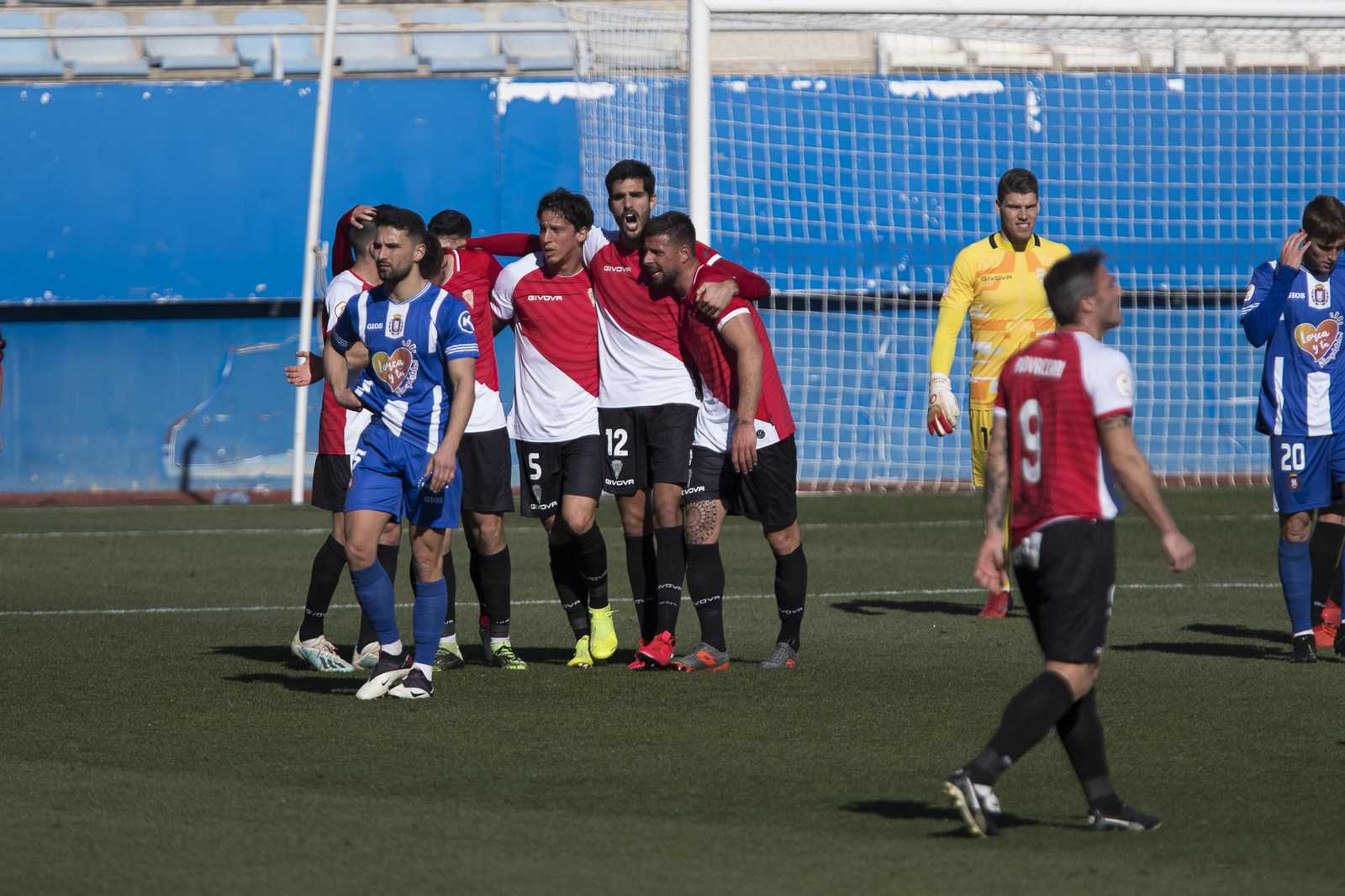 Los jugadores del Córdoba CF, con Becerra al fondo, celebran la victoria sobre el Lorca Deportiva.