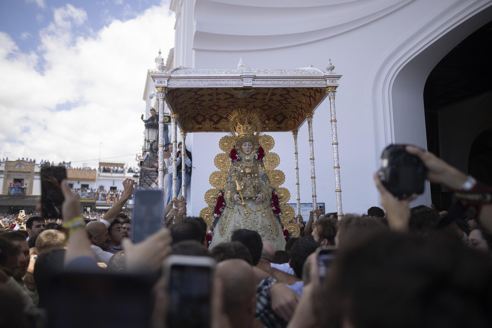 Las mejores imágenes de la procesión de la Virgen del Rocío en la aldea