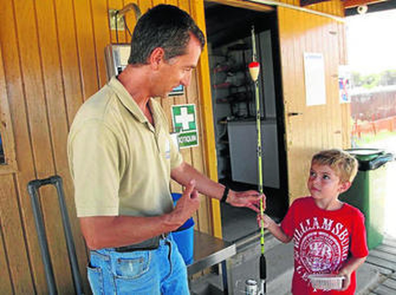 Distintos momentos de una jornada de pesca en Salinas del Astur.