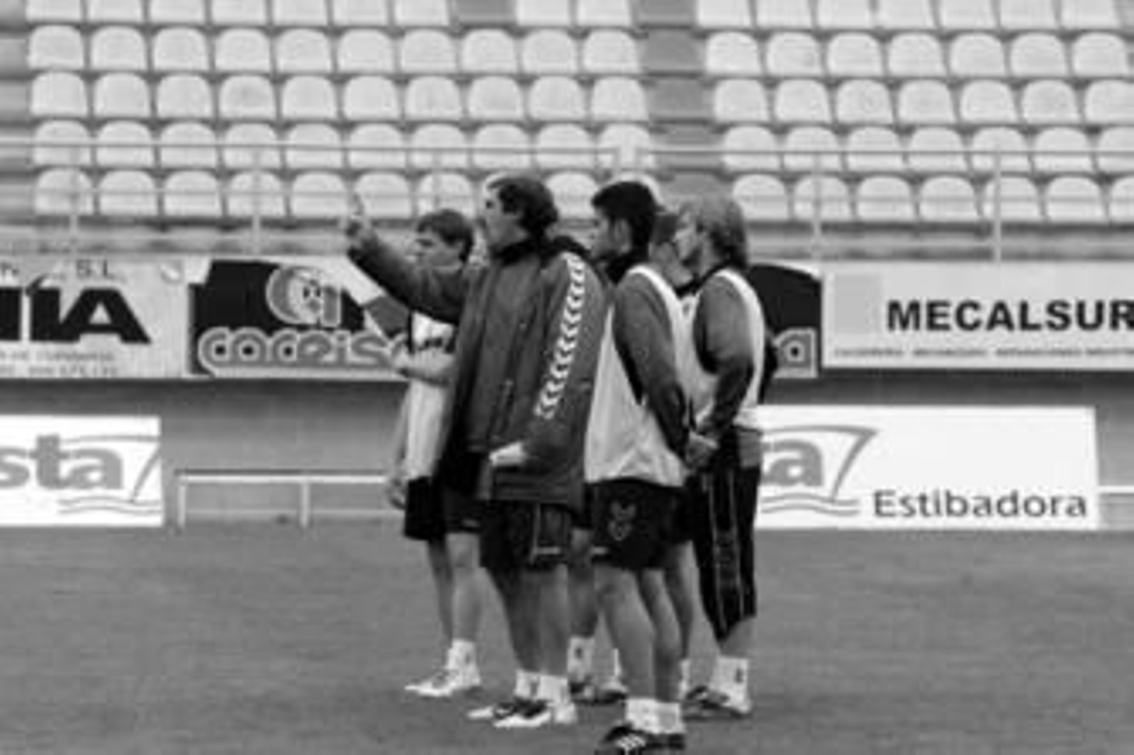 Montes se dirige a sus jugadores durante un entrenamiento.